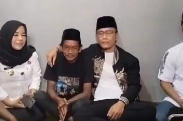 Momen pertemuan Gus Miftah yang meminta maaf langsung kepada Sunhaji, pedagang es teh viral.(Tangkap Layar Instagram/@folkshitt)