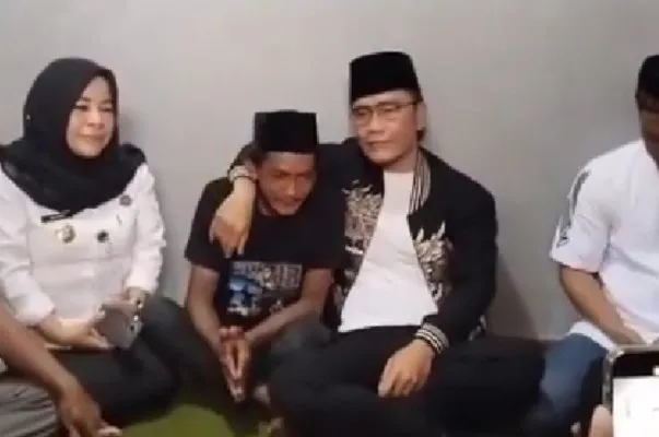 Momen Gus Miftah rangkul erat Sunhaji, pedang es teh saat meminta maaf.(Tangkap Layar Instagram/@folkshitt)