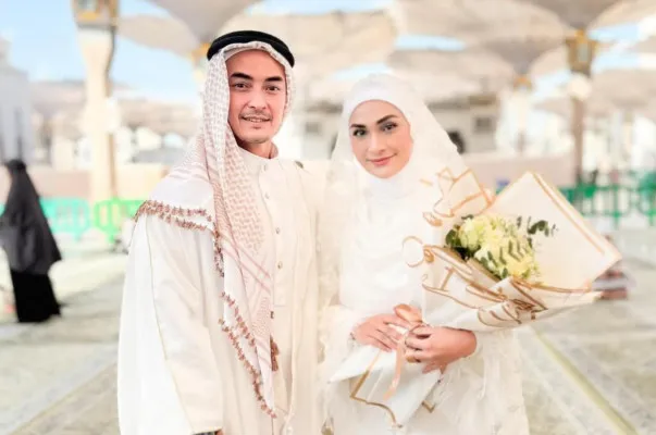 Putri Zulhas dan Zumi Zola akhirnya resmi menikah di Madinah hari ini.(Instagram/@zumizolazulkiflinurdin)