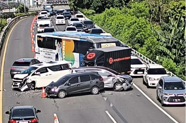 Kecelakaan beruntun di Tol Dalam Kota Jakarta Arah Cawang pada hari ini, Jumat, 13 Desember 2024.(Instagram/@jktinfo)