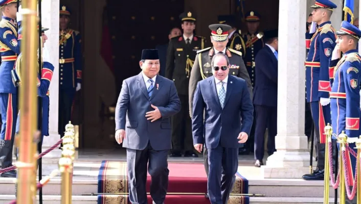 Presiden Republik Indonesia, Prabowo Subianto disambut upacara kenegaraan di Istana Kepresidenan Al Ittihadiya, Kairo, Mesir, pada Rabu, 18 Desember 2024. (Dok BPMI Setpres)