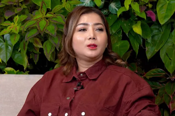 Pratiwi Noviyanthi atau Novi mendatangi Komnas Perempuan soal Alvin Lim.(Tangkap Layar YouTube/CURHAT BANG Denny Sumargo)