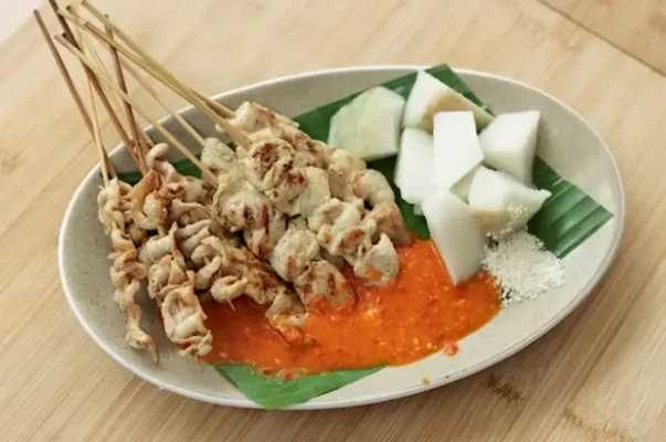 Berikut ini resep sate taichan ala Devina Hermawan yang mudah ditiru di rumah,(Tangkap Layar YouTube/Devina Hermawan)