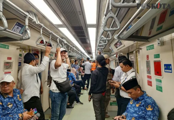 Suasana penumpang di dalam LRT Jabodetabek di stasiun LRT Jatimulya, Bekasi. (Poskota/Ihsan)