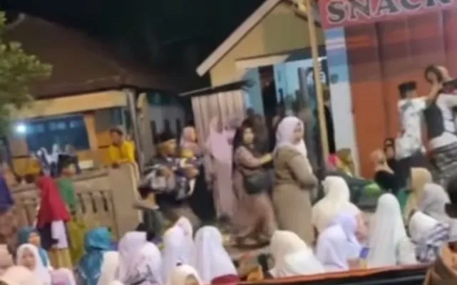 Ratusan jamaah Majelis Sholawat Subbhanus Salimiyah di Desa Krecek, Badas, Kabupaten Kediri mengalami keracunan makanan dan langsung dilarikan ke rumah sakit. (Instagram @infosurabayaraya)