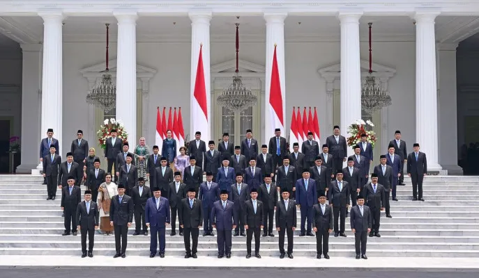 Presiden RI Prabowo Subianto berfoto bersama para Menteri Kabinet Merah Putih di depan Istana Negara. (Instagram Prabowo Subianto)