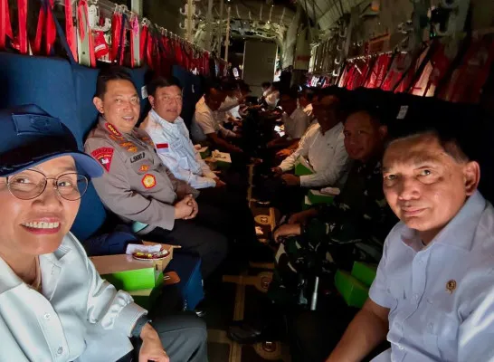 Menteri Keuangan Sri Mulyani Indrawati tengah berpose bersama para menteri dan Kepala Lembaga Negara diatas Super Hercules C-130 J menuju Yogyakarta dilanjut ke Akmil Magelang. (Instagram @smindrawati)