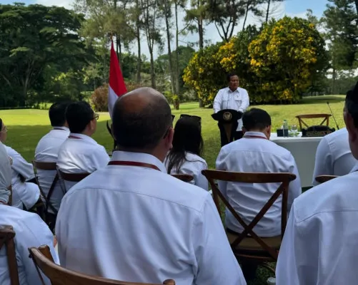 Presiden Prabowo Subianto tengah memberikan arahan kepada para Menteri, Kepala Negara dan Utusan Khusus Presiden di Kabinet Merah Putih di Akmil, Magelang, Jawa Tengah. (Instagram @raffinagita1717)