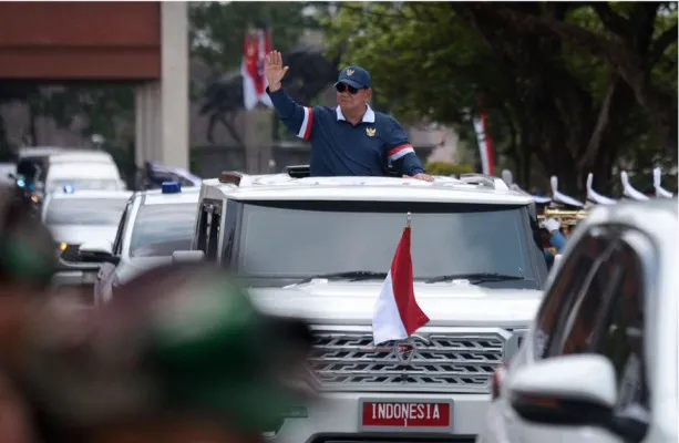 Presiden Republik Indonesia menggunakan MV3 Garuda Limousine buatan PT Pindad berwarna putih saat meninggalkan kawasan Akmil, Magelang. (Instagram @prabowo)