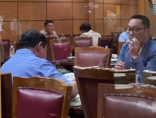 Presiden RI Prabowo Subianto mengajak makan malam Calon Gubernur DKI Jakarta Ridwan Kamil di restoran padang di Jakarta. (Instagram Ridwan Kamil)