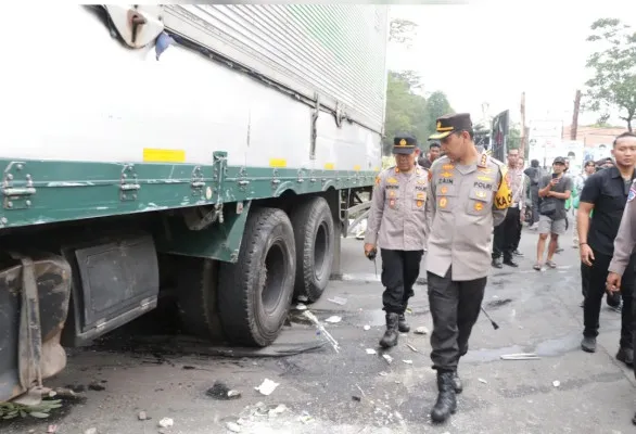 Kapolres Metro Tangerang Kota Kombes Zain Dwi Nugroho melihat kontainer yang ugal-ugalan setelah dirusak oleh massa. (Instagram Polres Metro Tangerang Kota)