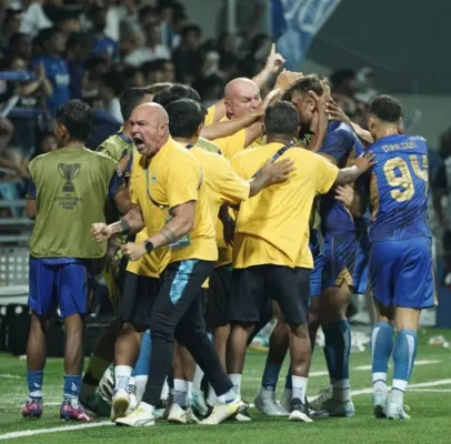 Bojan Hodak bersama para pemain Persib Bandung merayakan kemenangan mereka 3-2 atas Lion City Sailors malam ini. (Dok Laman Resmi Persib.co.id)