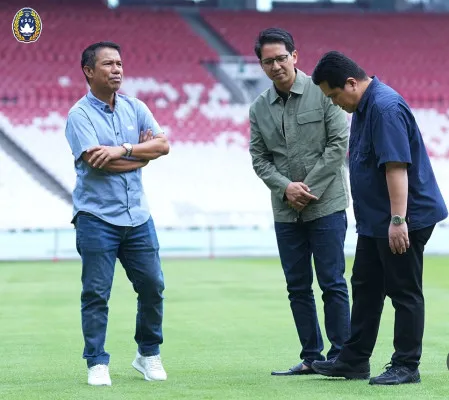 Ketua PSSI Erick Thohir Memeriksa kondisi Stadion Utama Gelora Bung Karno jelang pertandingan lanjutan kualifikasi Piala Dunia 2026 Ronde 3. (Instagram PSSI)