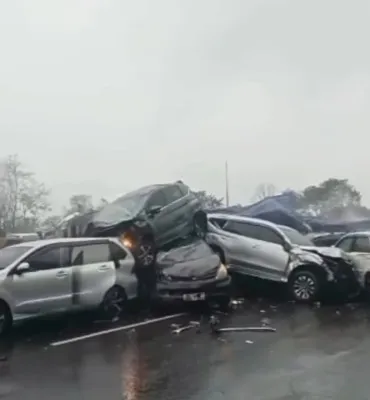 Kecelakaan beruntun di Tol Purbaleunyi arah Jakarta menyebabkan belasan mobil rusak parah. (Instagram @infobandungkiwari)