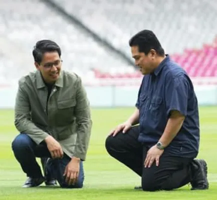 Ketua Umum PSSI Erick Thohir saat memeriksa rumput Stadion Gelora Utama Bung Karno untuk digunakan Timnas Indonesia dalam melawan Arab Saudi besok, Selasa 19 November 2024.