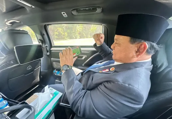 Presiden Prabowo Subianto menyaksikan pertandingan Timnas Indonesia Vs Arab Saudi ditengah-tengah kesibukan kunjungan kenegaraan diluar negeri. (Instagram Prabowo)