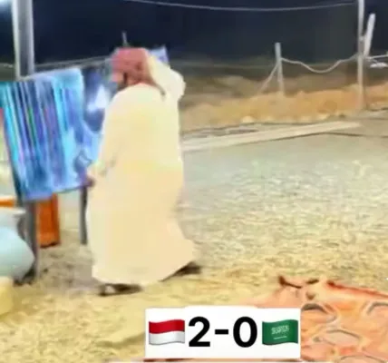 Supporter Arab Saudi menghancurkan televisinya yang menayangkan pertandingan Timnas Indonesia dengan Arab Saudi berujung kekalahan skor 2-0. (Instagram @malangraya_info)