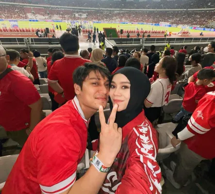 Rizky Billar dan Lesti Kejora menyaksikan pertandingan Timnas Indonesia melawan Arab Saudi di Stadion Gelora Bung Karno Jakarta. (Instagram Lestikejora)