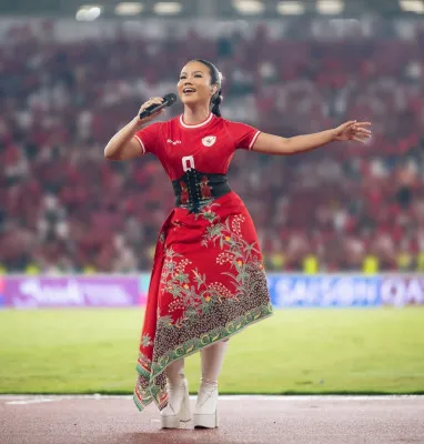 Penyanyi Yura Yunita saat tampil pertandingan Kualifikasi Piala Dunia 2026 antara Timnas Indonesia melawan Arab Saudi dengan skor 2-0. (Instagram Yura Yunita)