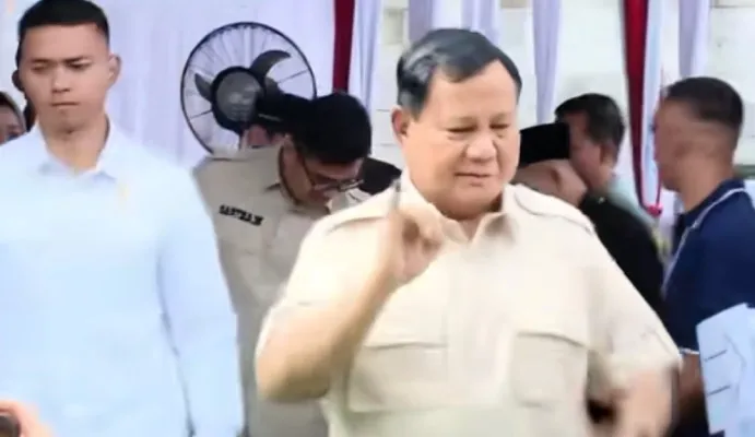 Presiden Prabowo Subianto memperlihatkan jari kelingkingnya usai mencoblos di Kabupaten Bogor.