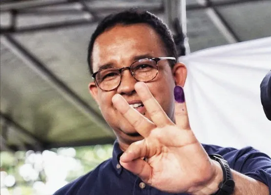 Mantan Gubernur DKI Jakarta Anies Baswedan menyalurkan hak suaranya pada Pilgub 2024. (Instagram Anies Baswedan)