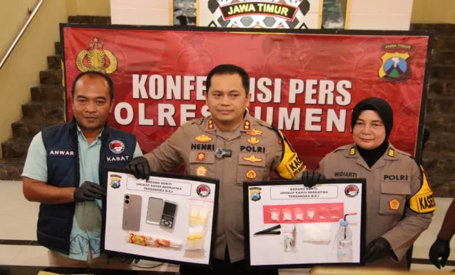 Kapolres Sumenep AKBP Henri memperlihatkan barang bukti dari anggota DPRD Sumenep Bambang Eko Iswanto yang terlibat jual beli narkoba jenis sabu-sabu. (Dok Polres Sumenep)