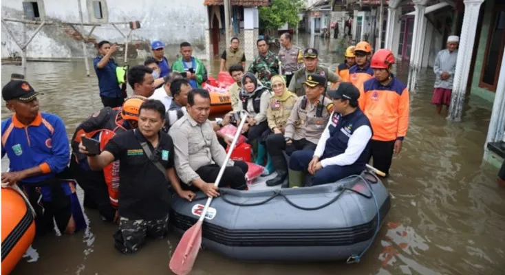 Menteri Sosial dan Gubernur Jawa Timur saat meninjau banjir di Kabupaten Pasuruan, Jawa Timur beberapa hari lalu. (Dok Dinas Sosial Provinsi Jawa Timur)