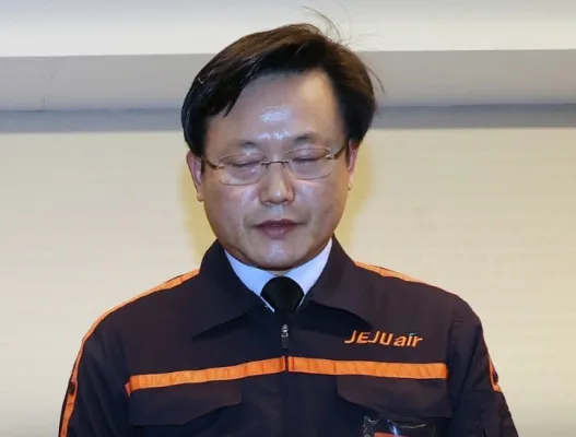 CEO Jeju Air Kim E-bae menyatakan permohonan maaf kepada seluruh korban kecelakaan pesawat Boeing 737-800 Jeju Air di Bandara Internasional Muan, Korea Selatan. (Dok kantor berita Yonhap)