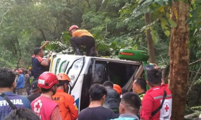 Kecelakaan bus rombongan besan asal Balaraja, Kabupaten Tangerang di Pekalongan. (Dok. Polsek Balaraja)