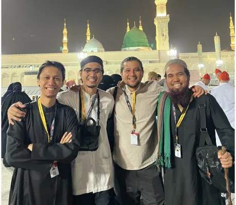 Personel Sheila On 7 umroh bareng bahkan bersama Sakti yang sudah lama hengkang. (Instagram Salman Al Jugjawy)