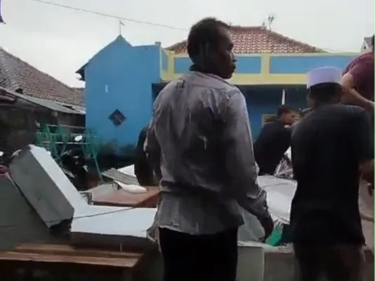 Petugas KPPS di TPS 21 di Kubang Sepat, Kecamatan Citangkil, Kota Cilegon saat evakuasi logistik setelah bangunan ambruk. (Dok. Warga)