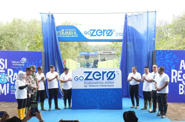 Peresmian Brand Name ESG TelkomGroup "Go Zero" oleh Direktur Utama Telkom Ririek Adriansyah beserta jajaran Direksi & Senior Leaders Telkom, disaksikan Sekretaris Camat Karangtengah Anwar Masdari, Kepala Desa Tambak Bulusan Ahmad Chabibullah, Komandan Rayon Militer Karangtengah Capt. Infanteri Suparmin, dan Wakil Kepala Polisi Sektor Karangtengah Ipda Rahmat Heriawan di Pantai Glagah Wangi, Demak, Jumat, 15 November 2024.