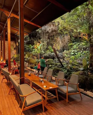 Nikmati pemandangan air terjun di dalam resto ini, yang bernama The Waterfall Resto by Gedongijo. (Tangkap layar/Instagram/@gedongijo_official)