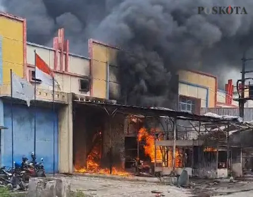 Kebakaran gudang oli di kawasan industri Millenium Tigaraksa, Kabupaten Tangerang. (Poskota/Veronica)