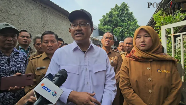 Menteri Sosial Saifullah Yusuf saat melakukan pengecekan lokasi panti asuhan Darussalam An-Nur, Kota Tangerang. (Poskota/Veronica)