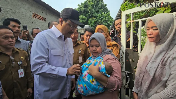 Menteri Sosial Saifullah Yusuf saat melihat keadaan salah satu anak asuh panti asuhan Darussalam An-Nur, Kota Tangerang. (Poskota/Veronica)