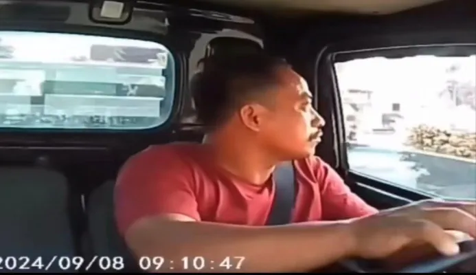 Oknum polisi meminta uang upeti sebesar Rp50.000 terhadap sopir mobil pikap di Jakarta Timur.(Foto: Screenshoot)