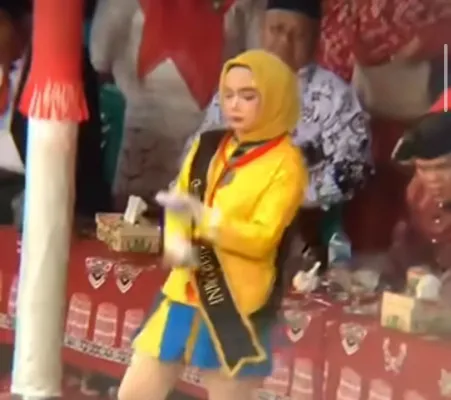 Aksi perempuan jadi mayoret berjilbab tetapi pakai rok mini.(Instagram @nenktainment)