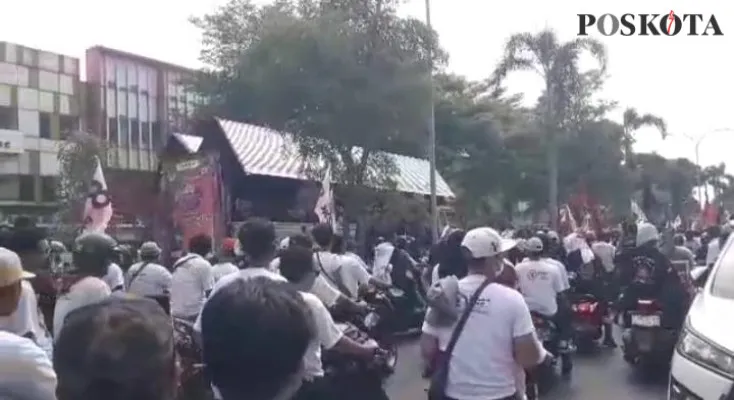 Puluhan ribu massa pendukung Paslon nomor urut 2 Aep-Maslani di Pilkada Karawang memadati kawasan Galuh Mas untuk mengikuti kampanye akbar. (Poskota/Heri Effendi)