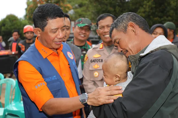 Kepala BNPB Letjen TNI Dr. Suharyanto, S.Sos., M.M kembali mengunjungi lokasi bencana di Kabupaten Sukabumi, Rabu 11 Desember 2024 pasca ditetapkannya perpanjangan status masa tanggap darurat. (Dok BNPB)