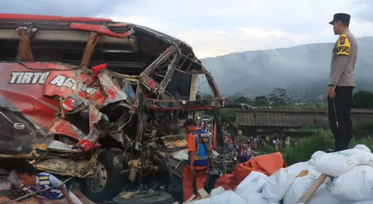 Kapolres Malang AKBP Putu Kholis Aryana tengah menyaksikan proses evakuasi kecelakaan bus pariwisata Tol Purwodadi - Malang KM 77, Senin 23 Desember 2024. (Dok Humas Polres Malang)