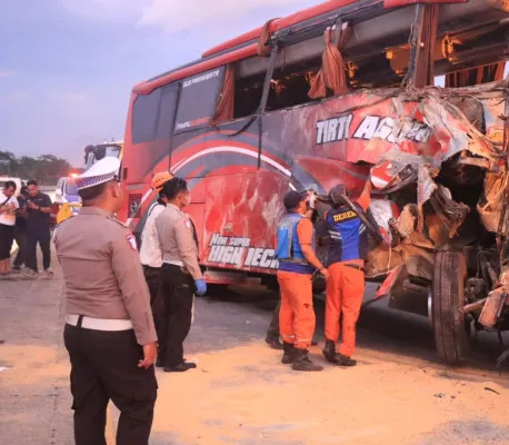 Pihak Polres Malang dan petugas Jasamarga melakukan evakuasi bus pariwisata PO Tirto Agung yang terlibat kecelakaan di Tol Purwodadi - Malang KM 77, Senin 23 Desember 2024. (Dok Humas Polres Semarang)