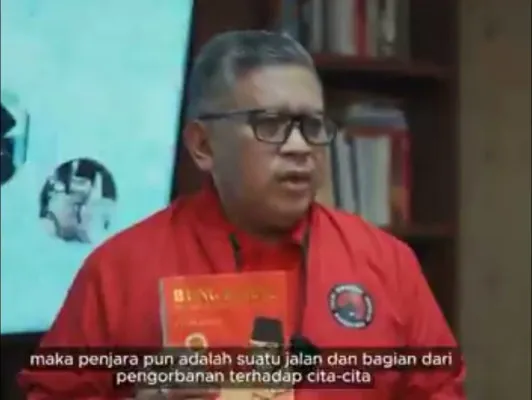 Sekjen PDI Perjuangan Hasto Kristiyanto memegang buku Bung Karno saat membuat pernyataan terkait ditetapkannya tersangka oleh KPK. (Capture Video Hasto)