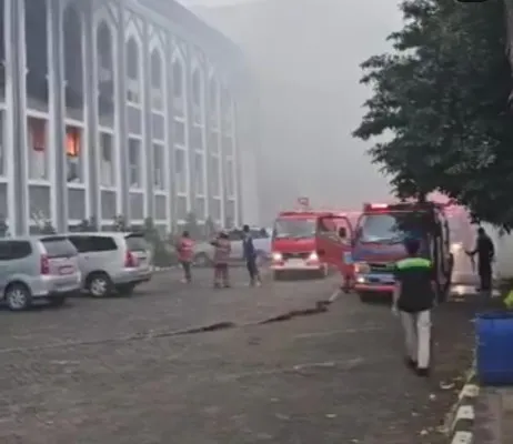 Gedung Rektorat Universitas Islam Negeri (UIN) Syarif Hidayatullah di Ciputat, Tangerang Selatan, Banten terbakar pada Senin pagi, 30 Desember 2024. (Dok  @damkartangselofficial)