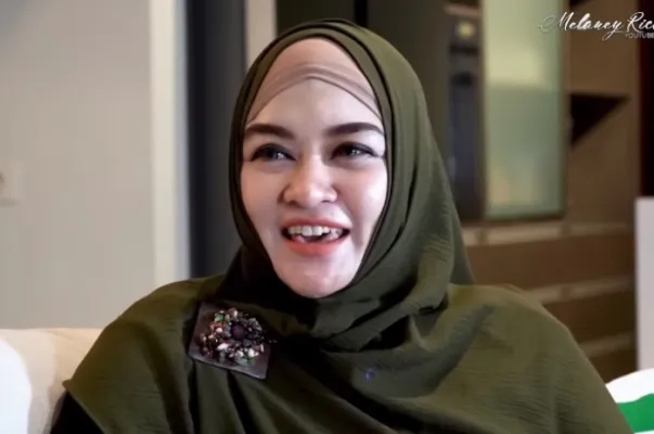 Zeda Salim diisukan tengah dekat dengan Ammar Zoni.(Tangkap Layar YouTube/Melaney Ricardo)