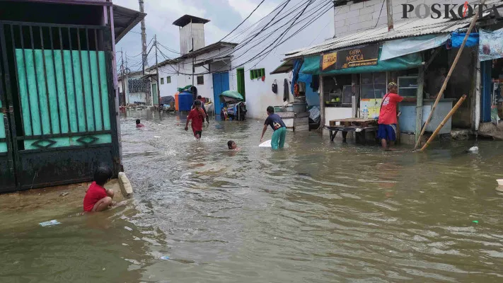 Kondisi saat banjir rob menggenangi permukiman di Muara Angke, Penjaringan, Jakarta Utara. (Poskota/Pandi)