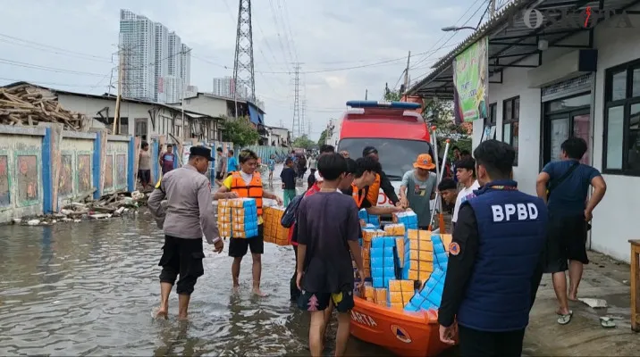 Distribusi makanan bagi warga sekitar Muara Angke, Penjaringan, Jakarta Utara, yang terdampak banjir rob. (Poskota/Pandi)