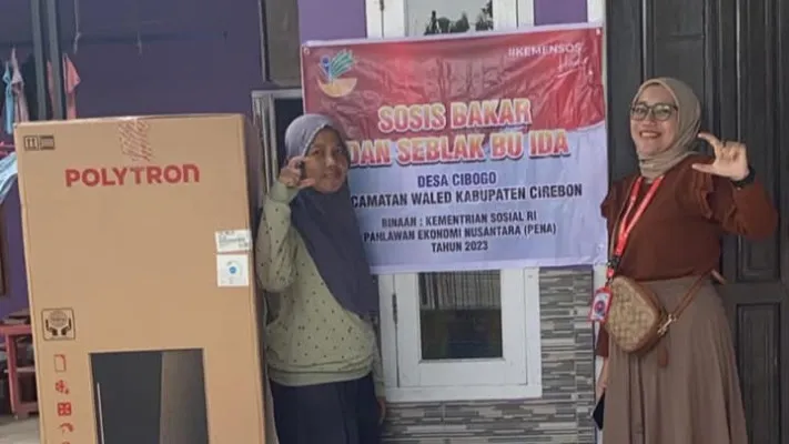 KPM bansos PENA di Kabupaten Cirebon menerima dana bantuan sosial didampingi Pendamping Sosial. (FB/Jihan Nabila)