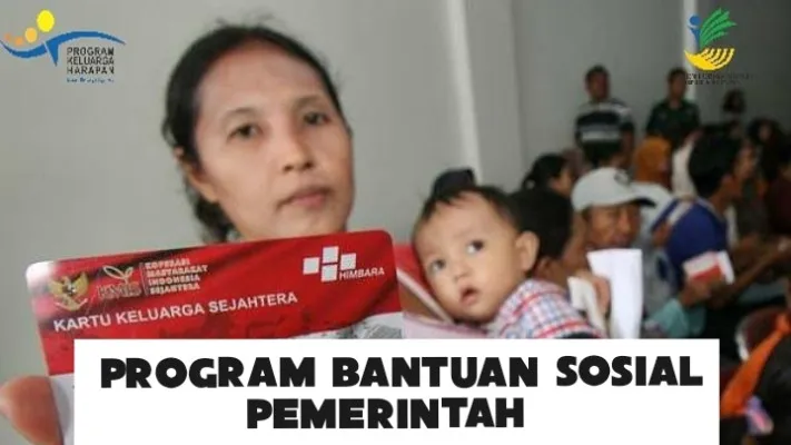 Seorang KPM penerima bantuan sosial pemerintah memperlihatkan KKS miliknya. (Poskota/Neni Nuraeni/Kemensos)