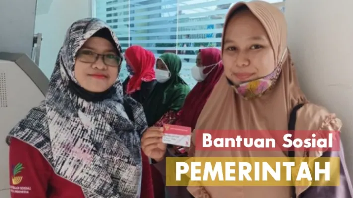 Seorang pendamping sosial menemani penerima manfaat melakukan penarikan dana bansos pemerintah dengan KKS di salah satu ATM bank Himbara. (Instagram: @reni_kustyana/Neni Nuraeni)